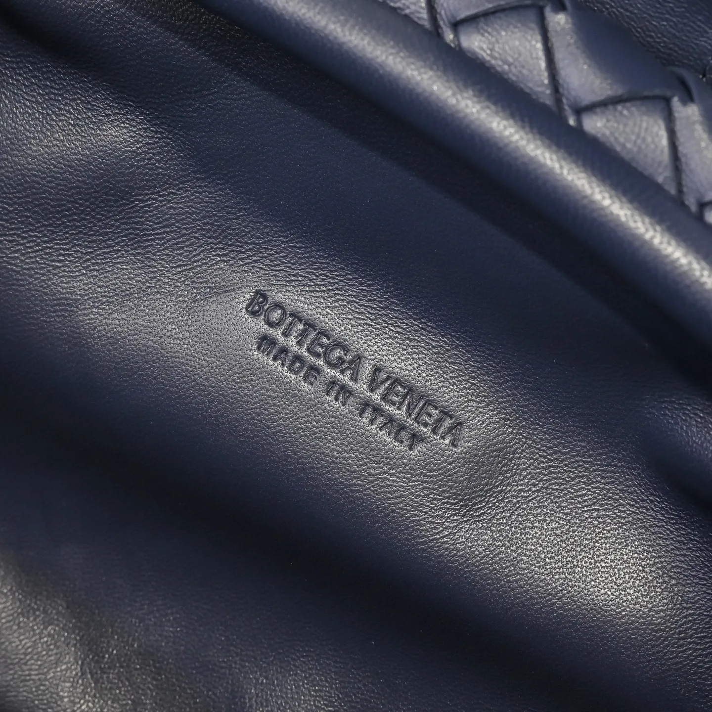 Batch 2260 Bitters Venetia 2024 summer series brings Lauren 1980 handbags back to the public eye. The design of the bag is inspired by ancient Roman architecture. It uses the brand's iconic Intrecciato lambskin woven bag body with a hard frame. No logo can be seen on the whole bag. It is equipped with a leather woven metal chain. When using it as a clutch, just put the chain directly in the bag ~ showing an elegant and timeless style. Decades later, when Lauren Hutton once again walked on the Bottega Venetia spring and summer show with this bag, the charm of the year still remains intact despite the passage of time. Size: 31.5*16.5*11 Style No.: 5807